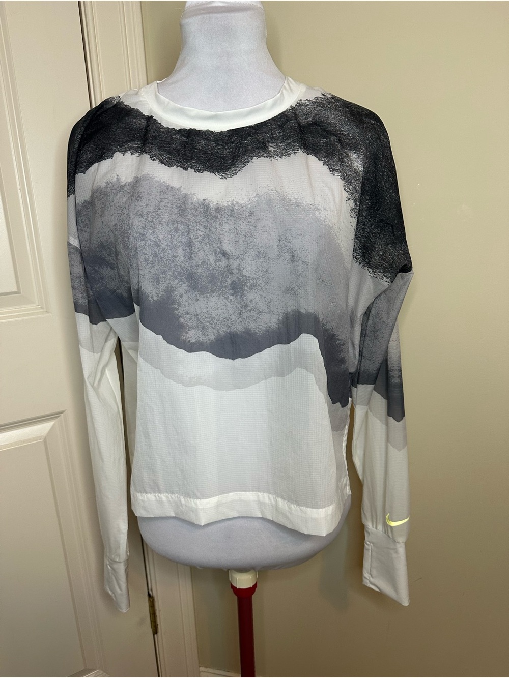Nike Women's Repel Packable Running Top Gray White Wave Abstract Graphic medium
